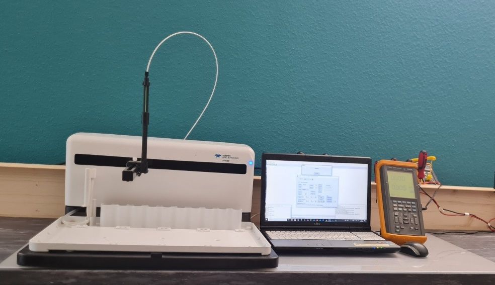 Autosampler am Prüfplatz mit Laptop und Handmessgerät